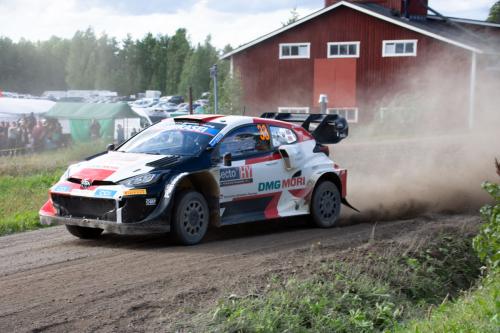 ralliauto-lahes-kosketusetaisyydella